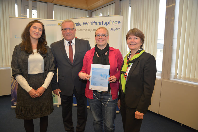 Festakt_EANachweis_Paritätischer2015_verkleinert-768x512